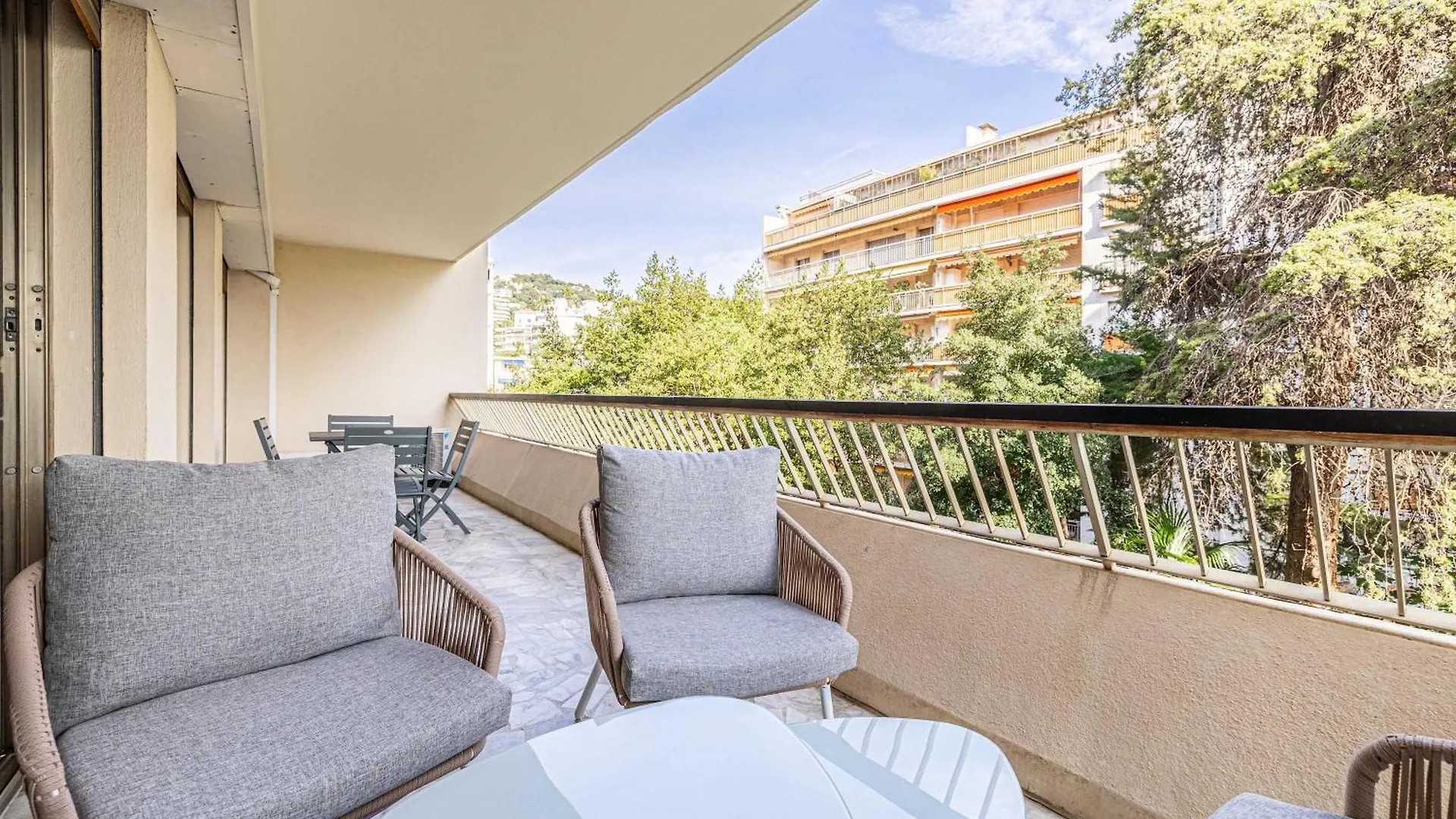 Apartment Le Fleuri Avec Terrasse, A Cote Du Martinez, Ideal Pour Un Sejour Plaisant Cannes