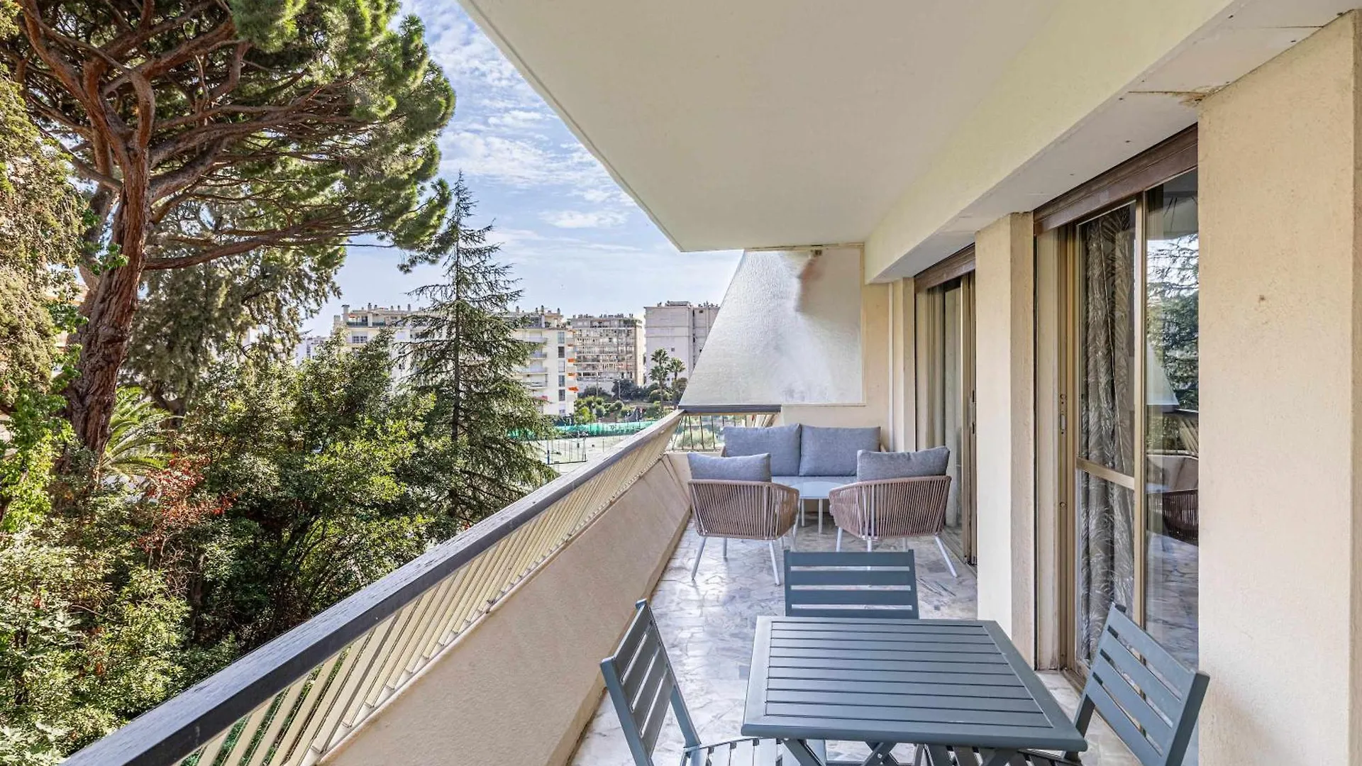 Apartment Le Fleuri Avec Terrasse, A Cote Du Martinez, Ideal Pour Un Sejour Plaisant Cannes France