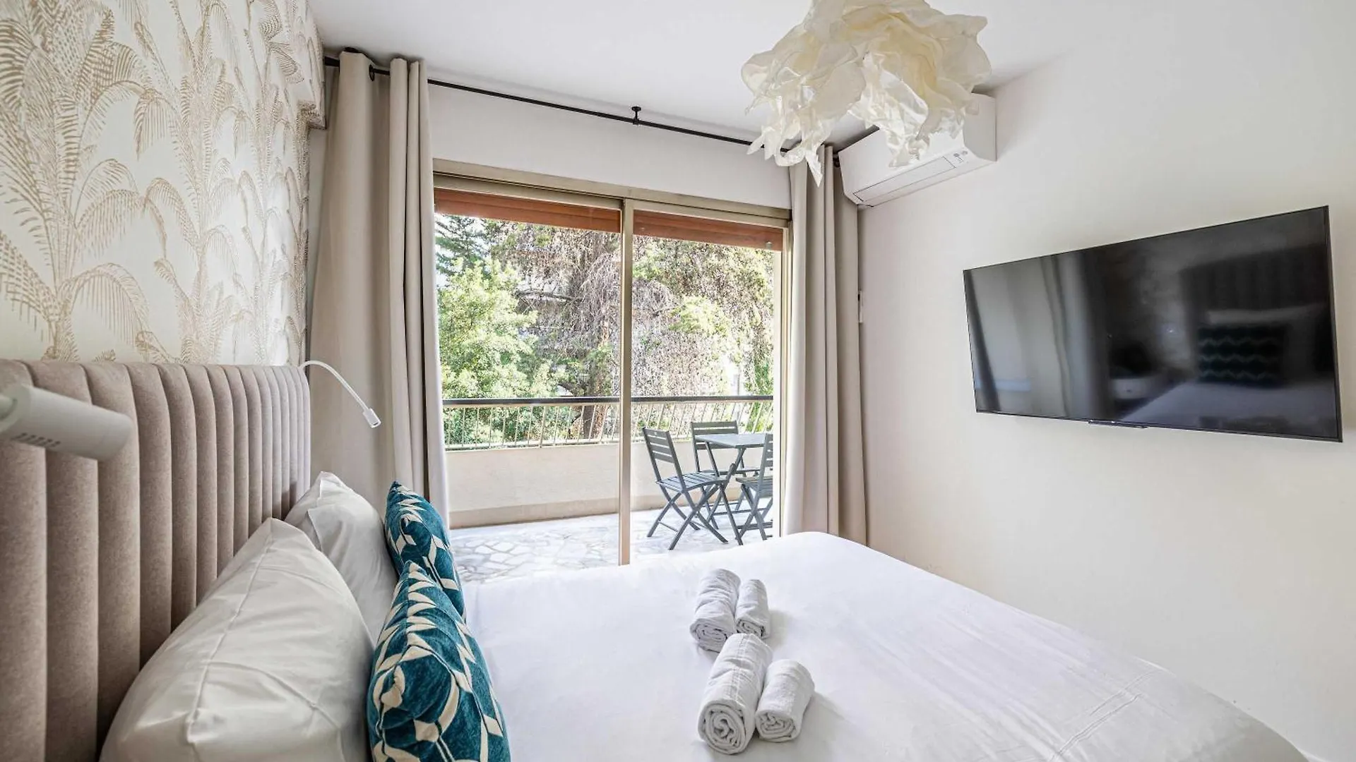 Apartment Le Fleuri Avec Terrasse, A Cote Du Martinez, Ideal Pour Un Sejour Plaisant Cannes